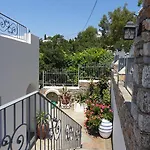 Fenia Semesterbostad *